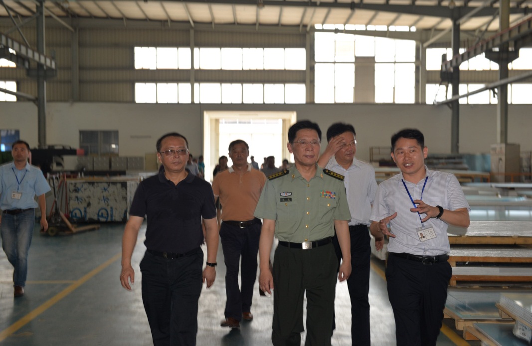 中共南昌市委常委、南昌警备区司令员刘瑄一行到江西新材调研